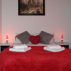 Zimmer mit Kingsize-Bett